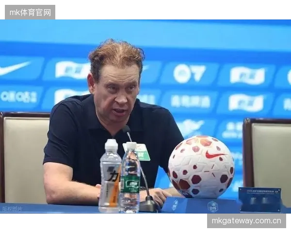 斯卢茨基面临阵容困境,上海申花受罚后依靠拉唐单核带队艰难保级。 斯卢茨基面临阵容困境,上海申花受罚后依靠拉唐单核带队艰难保级。